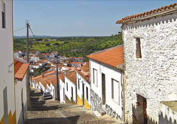 El pueblo más pequeño de Portugal está justo al lado de Huelva y es conocido por su jamón ibérico, su patrimonio y su encanto único